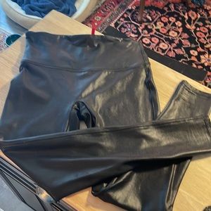 Like new Spanx faux leather leggings. Cult fave.